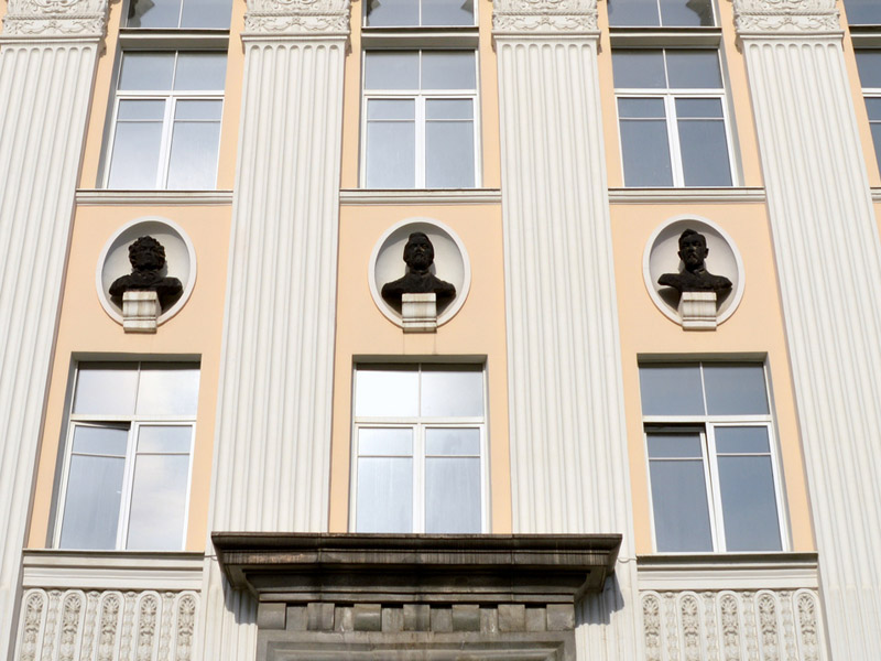 Бюсты писателей на фасаде здания Белинки