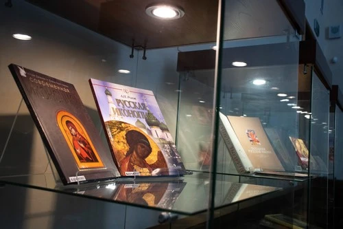 Книжная выставка «Священное искусство: православная икона»
